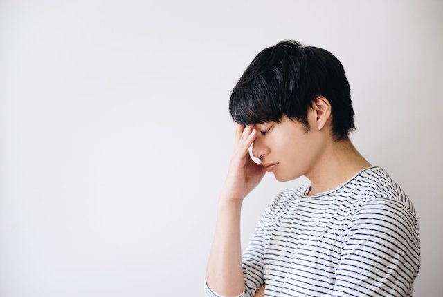 不安で落ち込む男性