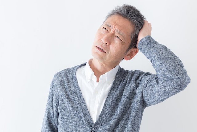 悩む男性