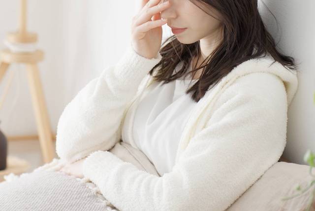 不安で落ち込む女性