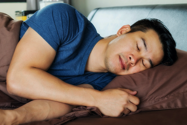 眠る男性